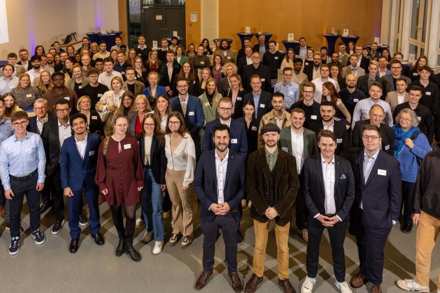 Gruppenbild der Stipendiaten und Fördernden im Z-Gebäude der HS Niederrhein / © Thomas Lammertz