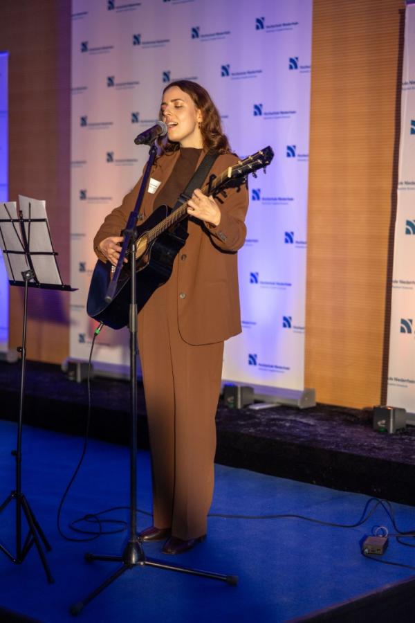 Musikalisch begleitet wurde das Programm von der Studierenden Lina Nüchter / © Thomas Lammertz