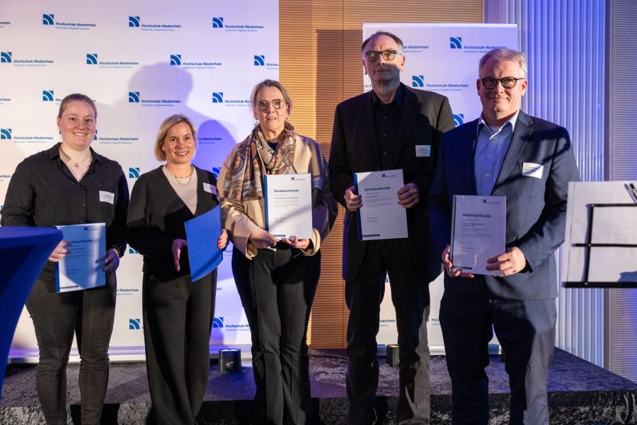 Die Urkundenvergabe an die Fördernden durch die Vizepräsidentin Prof.in Gudrun Stockmanns (in der Mitte) erfolgte gruppenweise. / © Thomas Lammertz