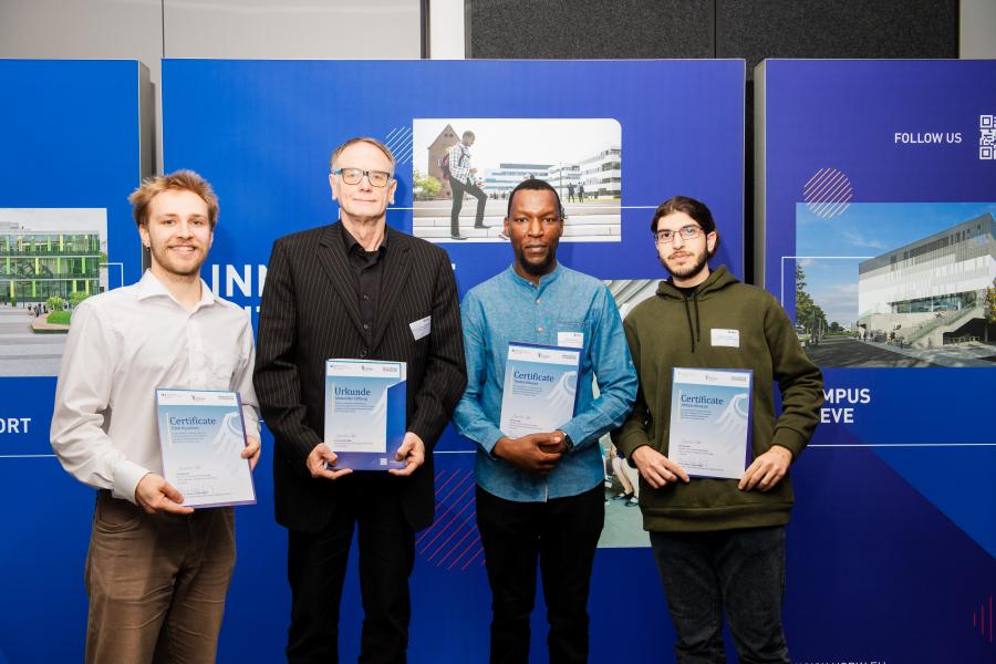 Beim Stipendien-Dinner der Hochschule Rhein-Waal (v.l.): Gleb Byvaltsev, Norbert Dewender (Dewender-Stiftung), Tanaka Mujaya und Abbass Khraiza / Foto: Torsten Barthel (©Barthel Fotografie)