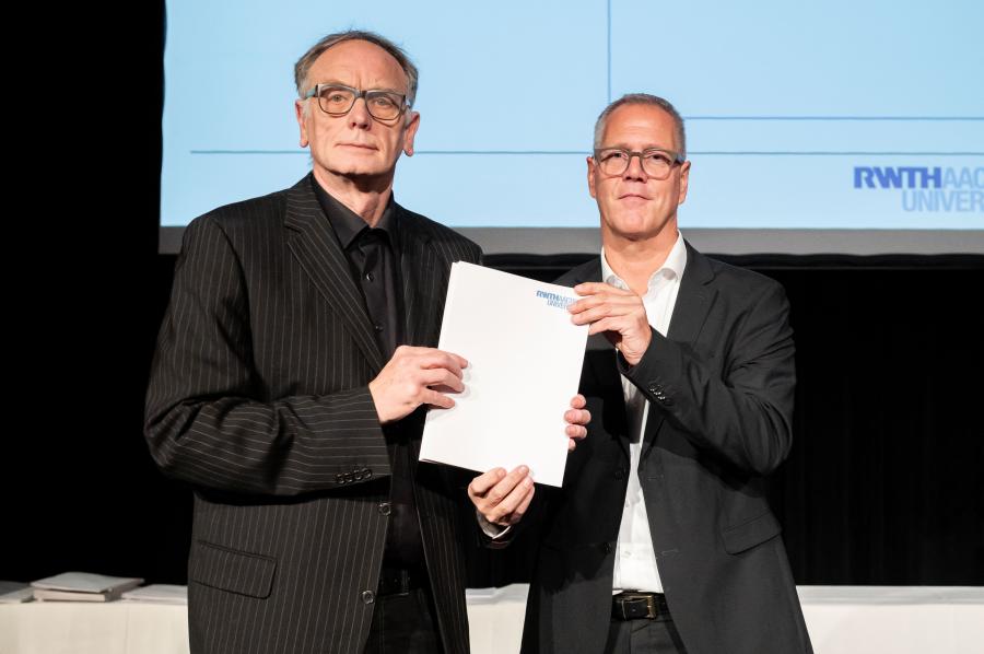 Thomas Tränapp, Kanzler der RWTH Aachen, übergibt die Förderurkunde an Norbert Dewenderr / Foto: ©Daniel Zakharov